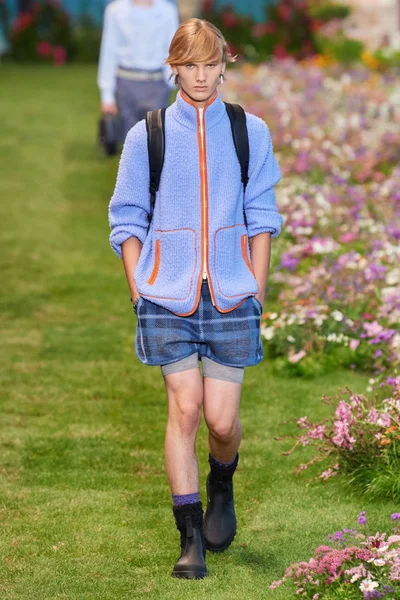 Look 15